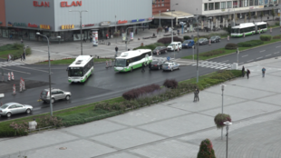 Zavinil nehodu řidič autobusu jedoucí zakázaným prostorem nebo šofér osobního auta?