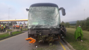 Dálkový autobus sjel z dálnice u obce Vražné na Novojičínsku, v havarovaném vozidle se zranilo 9 lidí