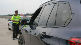 Zdrogovaný 17letý mladík ujížděl policistům v BMW na cizích značkách, v Děhylově boural