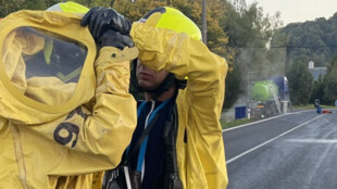 Únik kyseliny chlorovodíkové z poškozené cisterny, hasiči museli evakuovat 50 obyvatel novojičínských Bludovic