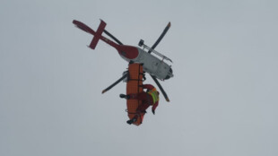 Záchranářský vrtulník v pondělí dvakrát zamířil do Starých Hamrů, zranil se tam motorkář a muž v lese