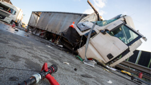 Masivní únik nafty po nehodě dvou kamionů u Oldřichovic, jeden řidič se zranil