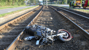 Čtyřicetiletý motorkář havaroval v kolejišti tramvají v Ostravě-Porubě, velmi vážně se zranil