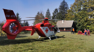 Muže v lese zavalil strom, ostravský vrtulník záchranářů mu vyrazil na pomoc do Zlínského kraje