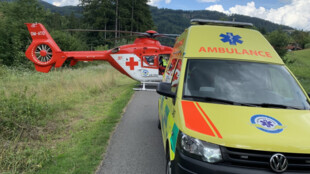 Pro vážně zraněné po pádu ze stromu v Čeladné a ze střechy v Krnově spěchal vrtulník