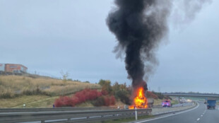 Na silnici I/11 v Hrabyni hořel kamion, zranil se jeho řidič, část silnice byla uzavřená