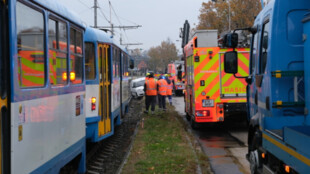 Hasičský speciál vyprošťoval auto z kolejiště tramvají v Ostravě
