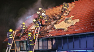 Požár střechy domku v Žilině u Nového Jičína, jeden člověk byl převezen do nemocnice