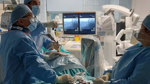 V Městské nemocnici Ostrava se operace bederní páteře provádějí endoskopicky