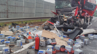 Kamion nedobrzdil na semaforu v Návsí a narazil do dalšího, řidič zemřel, policisté hledají svědky nehody