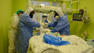Krnovská nemocnice zastavila kvůli vysokému počtu pacientů s Covid-19 plánovanou operativu