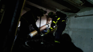 Požár uhlí ve sklepě domu v Ostravě-Vítkovicích, hasiči využili svůj sací bagr