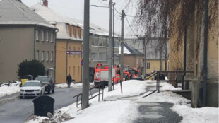 Požár přízemního bytu v Rýmařově si vyžádal jednu oběť, dalšího člověka hasiči vyvedli z domu