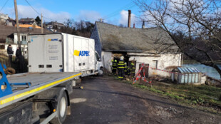 Dodávka narazila do stodoly ve Velkých Heralticích, hasiči museli budovu stabilizovat