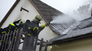 Při požáru rodinného domě v Ostravě se zranil člověk, nadýchal se kouře