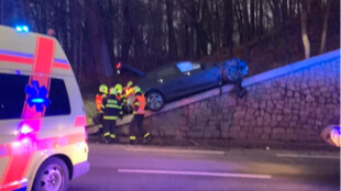 Řidič BMW po divoké jízdě vylétl z cesty a zůstal viset na opěrné zdi, řidičku z dalšího auta přepravil do nemocnice vrtulník