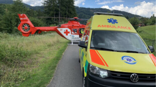 Na pracovníka v lese u Palkovic spadl strom, do nemocnice ho přepravil vrtulník