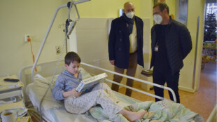 Dětské pacienty v Městské nemocnici Ostrava potěšila návštěva z radnice