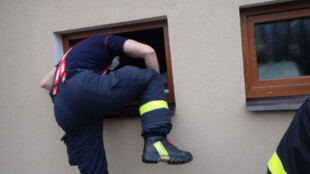 Tříleté dítě uvnitř domu a zapnutý sporák, hasiči mohli zdemolovat dveře, ale našli lepší cestu