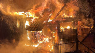 V hořící stodole v Trnávce zahynulo 30 slepic a 3 králíci, majitel musel objekt zdemolovat bagrem