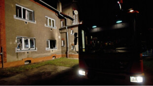 Hasiči zasahovali u požáru přízemního bytu ve Slezské Ostravě. Zachránili muže, který se nadýchal kouře