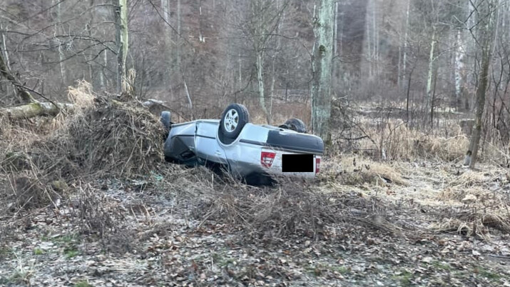 Tragická dopravní nehoda v Kunově na Bruntálsku, osobní auto skončilo na střeše, řidič zemřel