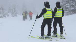 Policisté na lyžích dohlížejí na bezpečnost v horských areálech