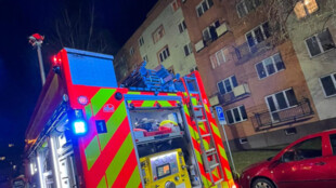 Při požáru bytu v Ostravě-Porubě zemřel člověk, evakuováno 18 lidí, na místě několik zraněných