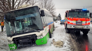 Hasiči vytahovali během víkendu 3 autobusy z příkopů na Frýdecko-Místecku