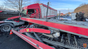 U Mostů u Jablunkova havarovala tři nákladní auta, nehoda uzavřela silnici I/11 na Slovensko