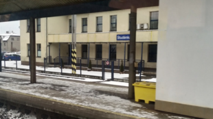 Výtržník z Přerovska řádil na nádraží ve Studénce, železničářku zasáhl láhví do obličeje