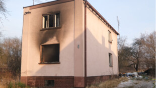 Při požáru rodinného domku v Doubravě hasiči nalezli mrtvého člověka