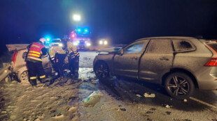 Ve Fulneku-Děrném se srazila dvě osobní auta, řidič jednoho z nich nehodu nepřežil