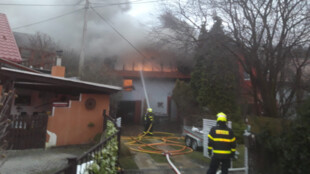 Požár střechy rodinného domu v Proskovicích, majitel se zranil, na místě pět hasičských jednotek