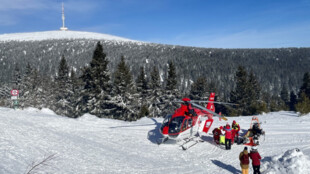 Čtrnáctiletá dívka při lyžování v Jeseníkách hlavou narazila do stromu, na pomoc letěl vrtulník