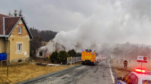 Požár domu i chaty na Bruntálsku, jedna zraněná žena a škoda téměř 1,3 milionu