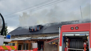 Požár rodinného domku ve Frenštátu pod Radhoštěm, hasiči evakuovali 9 lidí a 3 psy