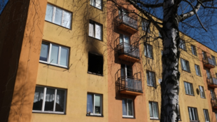 Nájemníkovi v Rychvaldě vzplál byt od cigarety, hasiči při nočním zásahu evakuovali i další byty