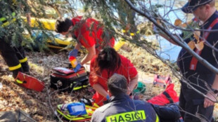 Senior spadl z hlubokého srázu u řeky Moravice, hasiči ho k vrtulníku převezli na řece