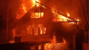 Noční požár v Morávce zničil dřevěnou chatu a zasáhl i les, škoda za 6,5 milionu