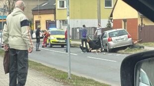 V Ostravě po kolapsu řidička autoškoly nabourala do sloupu, lidé jí okamžitě poskytovali první pomoc