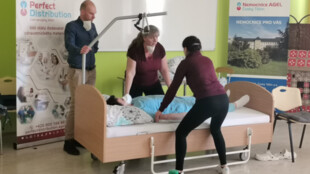 Nemocnice v Českém Těšíně školí sociální pracovníky v manipulaci s imobilními pacienty