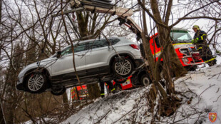 Hasičský speciál vytahoval auto z potoku ve Frýdlantu nad Ostravicí
