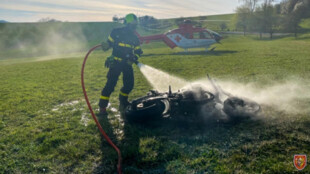 Motorka začala hořet po nehodě v Dolním Sklenově, motorkáře do nemocnice přepravil vrtulník