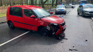 Těžce opilý muž za volantem v Ostravě to autem napálil do sloupu, nafoukal přes 3 promile