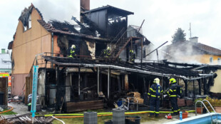 Silný požár zcela zničil penzion v Rýmařově, zranili se dva lidé, uvnitř bouchaly tlakové lahve
