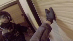 Dva silně opilí muži v Orlové stříleli z okna bytu, přišla si pro ně zásahová jednotka
