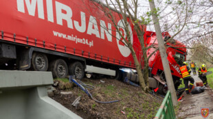 Při nehodě kamionu v Horních Tošanovicích se zranil řidič, hasiči zachytávali unikající naftu