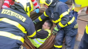 Hasiči a záchranáři pomáhali dostat muže z balíku drátů v Bohumíně