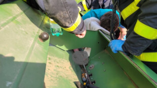 14letému chlapci uvízla ruka v secím stroji, pomohli mu hasiči